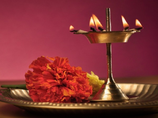शुक्र के पीड़ित होने पर दूध, ज्वारी का दान करें।