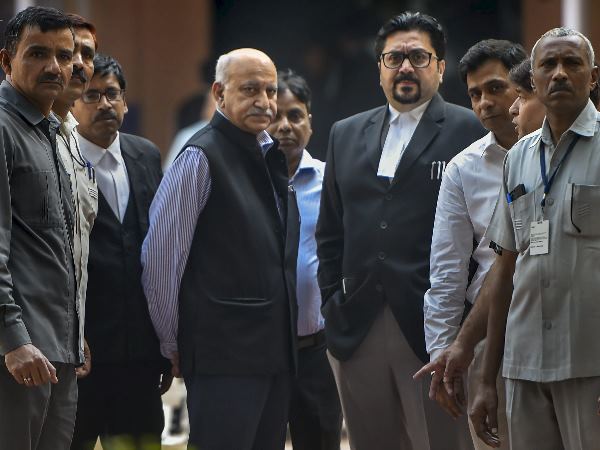 चौतरफा दबाव के बाद अकबर ने दिया था इस्तीफा