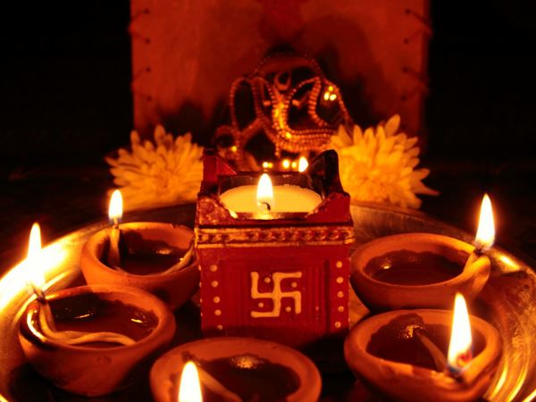 दीपक की रोशनी, मिठाइयों की मिठास