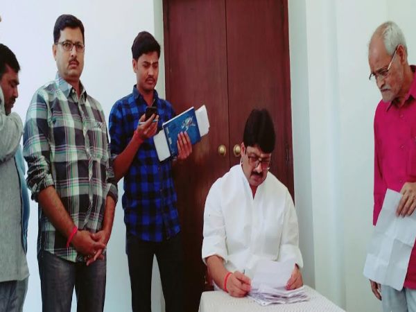बेंती कोठी पर राजा भैया लगाते हैं जनता दरबार