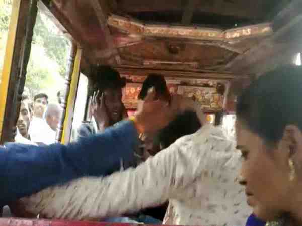 mob brutally beat person for chain snatching in kannauj mob brutally beat person for chain snatching in kannauj