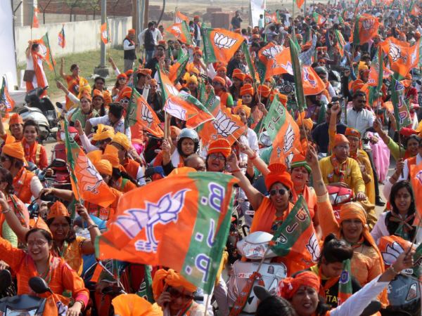 अमित शाह की रैली के लिए भरा गया मुफ्त पेट्रोल