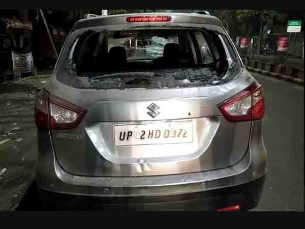 some rich people of lucknow fight on road with guns some rich people of lucknow fight on road with guns