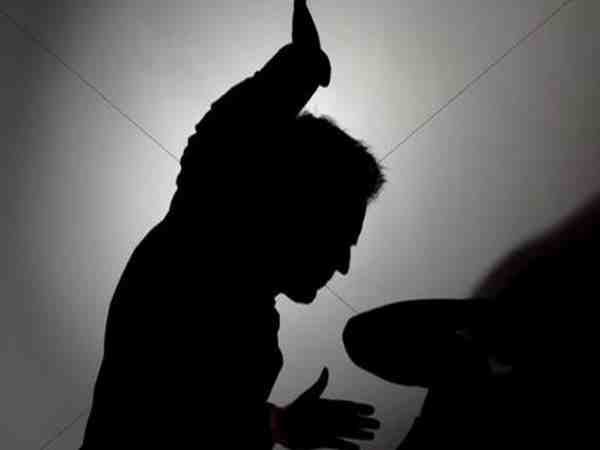 यूपी: ट्रेन में सिगरेट पी रहे युवकों को महिला ने किया मना, तो युवकों ने गला घोटकर की हत्या यूपी: ट्रेन में सिगरेट पी रहे युवकों को महिला ने किया मना, तो युवकों ने गला घोटकर की हत्या