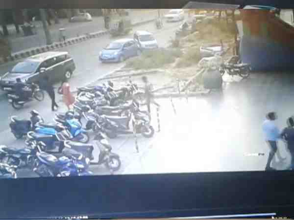 crook theft a bike in agra recorded in cctv crook theft a bike in agra recorded in cctv