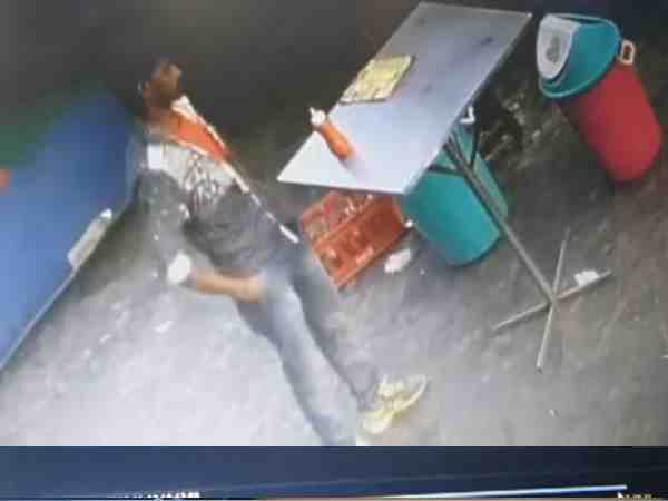 crook theft a bike in agra recorded in cctv crook theft a bike in agra recorded in cctv