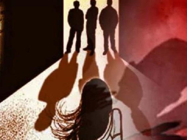 यूपी: नशीला पदार्थ खिलाकर दरिंदों ने छात्रा से किया दुष्कर्म, पटरी पर फेंकने से पीड़िता का कटा हाथ यूपी: नशीला पदार्थ खिलाकर दरिंदों ने छात्रा से किया दुष्कर्म, पटरी पर फेंकने से पीड़िता का कटा हाथ