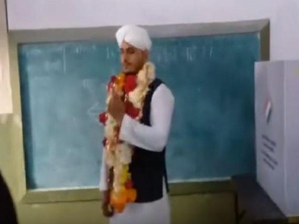 madhya pradesh elections groom reaches at polling booth cast his vote madhya pradesh elections groom reaches at polling booth cast his vote