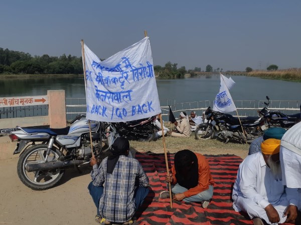 ट्रॉली-ट्रैक्टर लगाकर अरविंद केजरीवाल को रोकने की कोशिश
