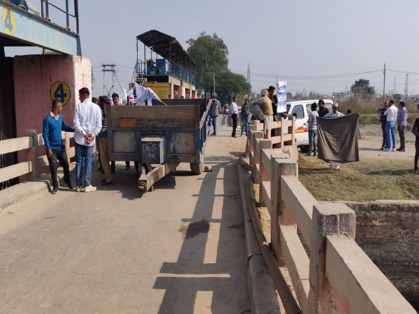 बीजेपी कार्यकर्ता खट्टर के इशारे पर अरविंद केजरीवाल का रास्ता रोका