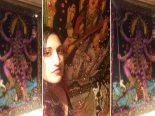 नजर घुमाकर देखा तो टॉयलेट की दीवार पर काली से लेकर शिव तक सब दिखाई दिए