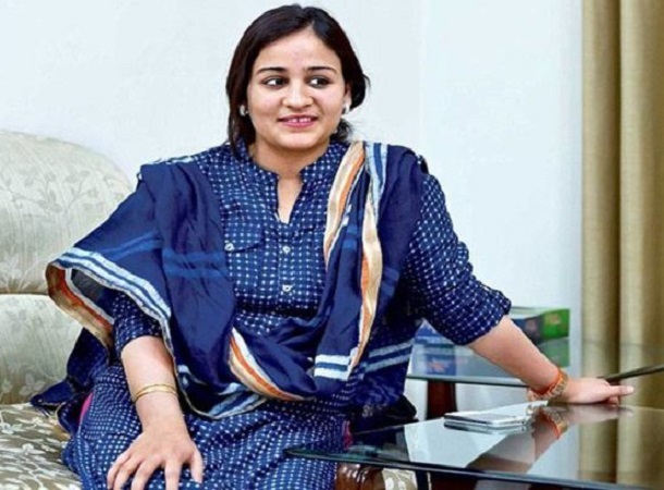 Mulayam Singh Younger daughter in law Aparna Yadav steps against samajwadi party Mulayam Singh Younger daughter in law Aparna Yadav steps against samajwadi party