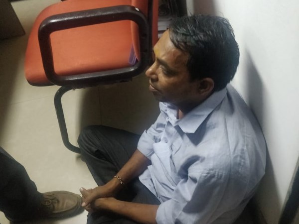 माचिस की डिबिया में चिली पाउडर लेकर आया था