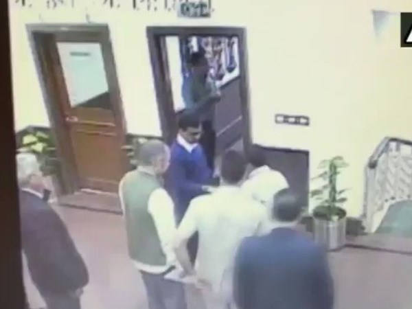 Delhi Chief Minister Arvind Kejriwal attacked with chilli powder live video Delhi Chief Minister Arvind Kejriwal attacked with chilli powder live video