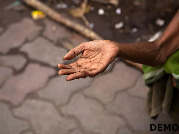 गरीब-असहायों की करता है मदद
