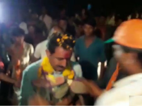 man greets BJP MLA and candidate Dilip Shekhawat with a garland of shoes in Madhya Pradesh man greets BJP MLA and candidate Dilip Shekhawat with a garland of shoes in Madhya Pradesh