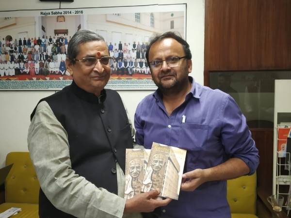 राज्यसभा MP आरके सिन्हा ने किया गांधीजी पर पुस्तक का विमोचन राज्यसभा MP आरके सिन्हा ने किया गांधीजी पर पुस्तक का विमोचन