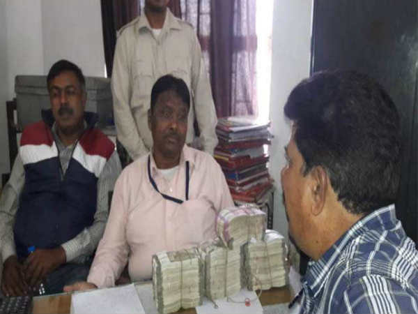 बोरे में भरे थे रिश्वत के नोट, गिनती करने पर निकले 24 लाख