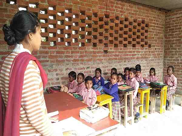 स्कूल प्रबंधन की ओर से निशुल्क किताबें