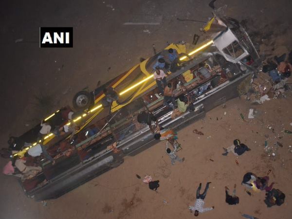 कटक में बड़ा हादसा, पुल से नीचे गिरी यात्रियों से भरी बस कटक में बड़ा हादसा, पुल से नीचे गिरी यात्रियों से भरी बस