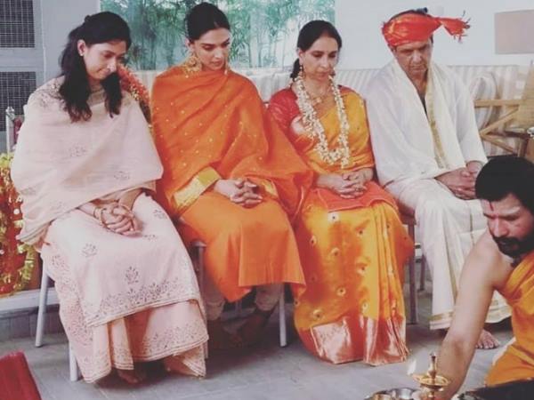माता-पिता और बहन के साथ दीपिका की पूजा