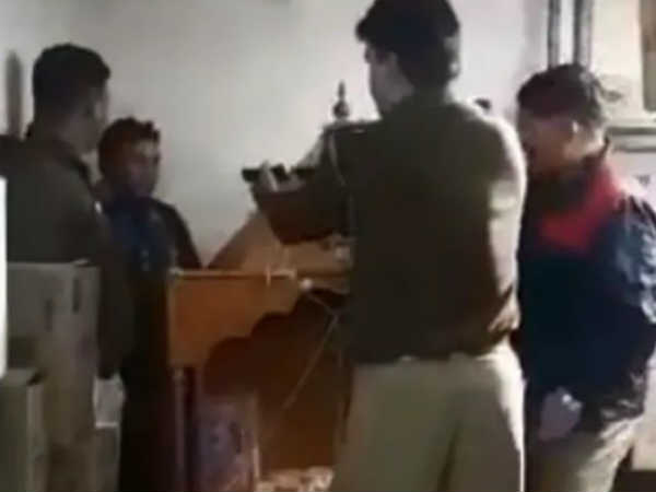 VIDEO: चोरी करने दवाई की दुकान में घुसे चोर, पीछे से आ धमकी पुलिस, देखिए फिर क्या हुआ VIDEO: चोरी करने दवाई की दुकान में घुसे चोर, पीछे से आ धमकी पुलिस, देखिए फिर क्या हुआ
