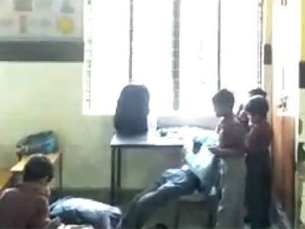 क्लासरूम को बनाया मसाज पार्लर, MCD टीचर बच्चों से करवाता था हेड मसाज, VIDEO वायरल क्लासरूम को बनाया मसाज पार्लर, MCD टीचर बच्चों से करवाता था हेड मसाज, VIDEO वायरल