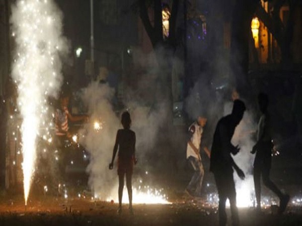 यूपी: पटाखा फोड़ने गई बच्ची के मुंह अंधेड़ ने बम रखकर फोड़ा, गंभीर हालत में मासूम अस्पताल में भर्ती यूपी: पटाखा फोड़ने गई बच्ची के मुंह अंधेड़ ने बम रखकर फोड़ा, गंभीर हालत में मासूम अस्पताल में भर्ती