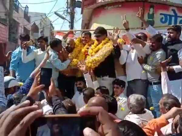 Dewas Congress candidate Jai Singh Thakur fell from the stage Dewas Congress candidate Jai Singh Thakur fell from the stage