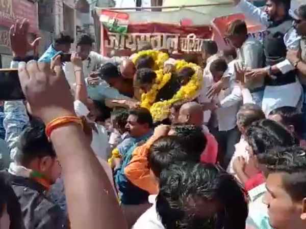 Dewas Congress candidate Jai Singh Thakur fell from the stage Dewas Congress candidate Jai Singh Thakur fell from the stage