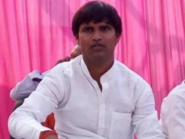 सपा के लोगों का देश से मोह भंग हो गया है और अब नेपाल जाकर राजनीति कर रहे हैं