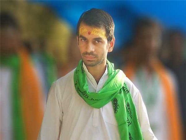 बरसाने में दिखाई दिए तेजप्रताप