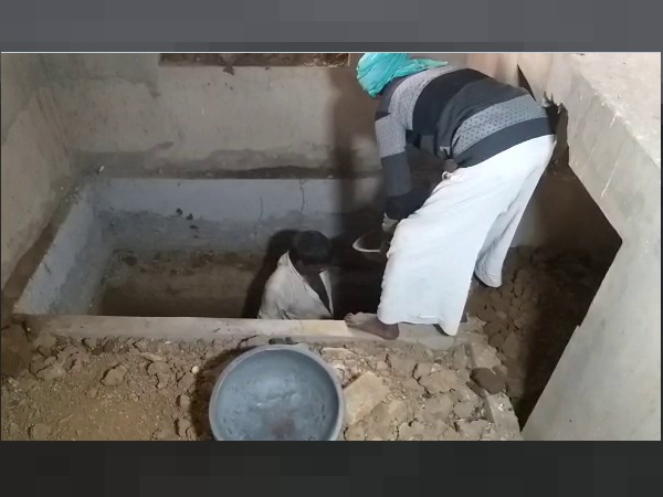 दोनों मियां—बीवी को एक ही स्थान पर दफनाया गया