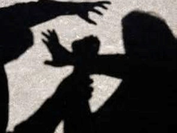 माला पहनाकर खींच ली फोटो और लड़की से मांगने लगा पांच लाख