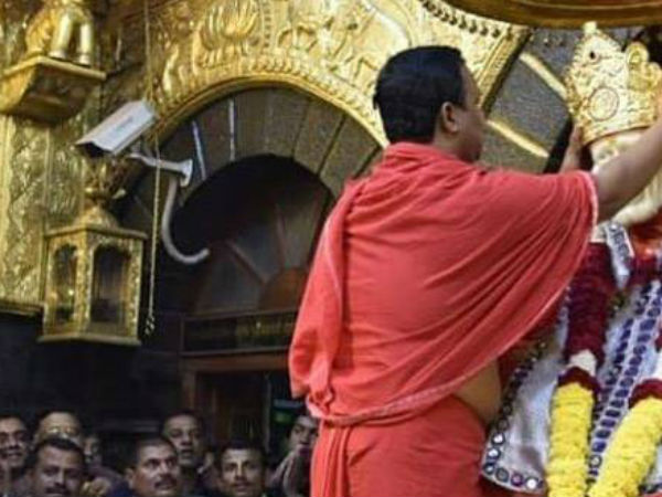 शिल्पा शेट्टी ने साई बाबा को चढ़ाया सोने का मुकुट