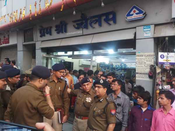 बाइक सवार बदमाशों ने डाली डकैती