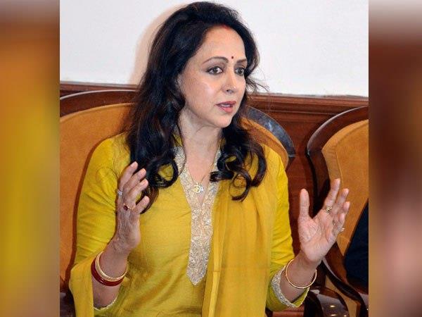 मोबाइल की रोशनी में दिया भाषण