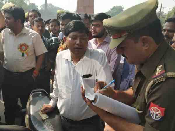 unnao police giving red roses and helmet for the people who broke traffic rules unnao police giving red roses and helmet for the people who broke traffic rules