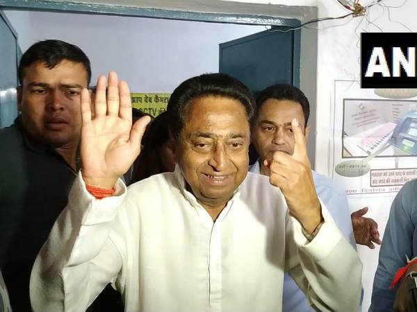 छिंदवाड़ा में वोटिंग के बाद दिखाया हाथ का 'पंजा'