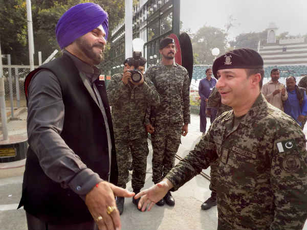 क्यों हुई थी सिद्धू की आलोचना