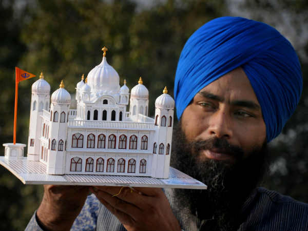 दूरबीन से कर पाते हैं श्रद्धालु दर्शन