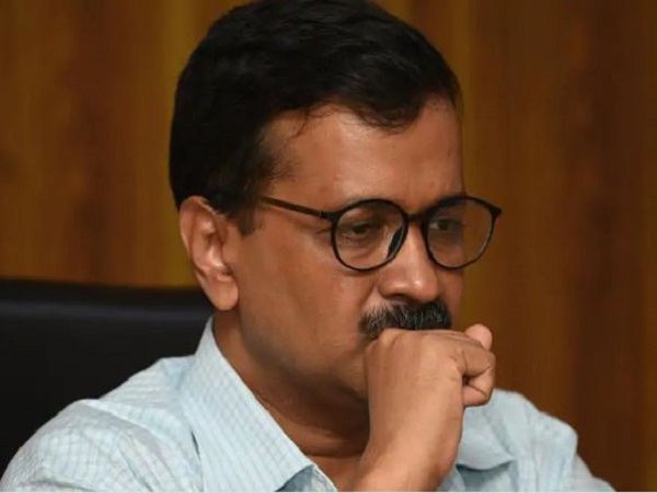 गुटखे के पाउच में मिर्च पाउडर रखकर ले गया