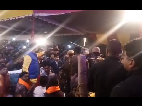 भोजपुरी गायक, बवाल, योगी सरकार, विधायक, मंत्री, बाराबंकी, रमता राम चतुर्भुजी, रामपुर महोत्सव, खेसारी लाल यादव, पत्थरबाजी, बाराबंकी में रमता राम चतुर्भुजी, कैबिनेट मिनिस्टर रीता बहुगुणा जोशी, भाजपा सांसद प्रियंका सिंह रावत, भाजपा विधायक बैजनाथ रावत, मशहूर सुपरस्टार और सिंगर खेसारी लाल यादव, लाठीचार्ज, programme, crime, barabanki, uttar pradesh, uttar pradesh police भोजपुरी गायक, बवाल, योगी सरकार, विधायक, मंत्री, बाराबंकी, रमता राम चतुर्भुजी, रामपुर महोत्सव, खेसारी लाल यादव, पत्थरबाजी, बाराबंकी में रमता राम चतुर्भुजी, कैबिनेट मिनिस्टर रीता बहुगुणा जोशी, भाजपा सांसद प्रियंका सिंह रावत, भाजपा विधायक बैजनाथ रावत, मशहूर सुपरस्टार और सिंगर खेसारी लाल यादव, लाठीचार्ज, programme, crime, barabanki, uttar pradesh, uttar pradesh police