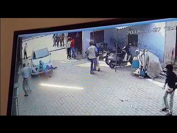 Viral VIDEO, मालिक की कार, supervisor killed by car, aligarh, अलीगढ़, उत्तर प्रदेश, आगरा, सीसीटीवी, कार ने कुचला मजदूर, crime, live accident, live accident car, live accident caught on camera, live accident cctv Viral VIDEO, मालिक की कार, supervisor killed by car, aligarh, अलीगढ़, उत्तर प्रदेश, आगरा, सीसीटीवी, कार ने कुचला मजदूर, crime, live accident, live accident car, live accident caught on camera, live accident cctv