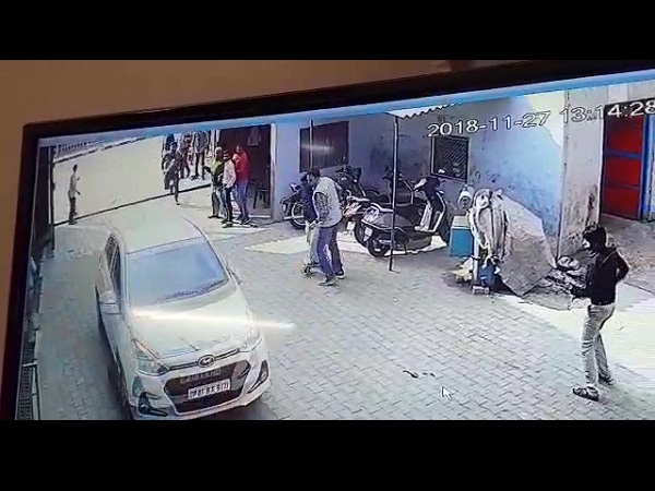 Viral VIDEO, मालिक की कार, supervisor killed by car, aligarh, अलीगढ़, उत्तर प्रदेश, आगरा, सीसीटीवी, कार ने कुचला मजदूर, crime, live accident, live accident car, live accident caught on camera, live accident cctv Viral VIDEO, मालिक की कार, supervisor killed by car, aligarh, अलीगढ़, उत्तर प्रदेश, आगरा, सीसीटीवी, कार ने कुचला मजदूर, crime, live accident, live accident car, live accident caught on camera, live accident cctv