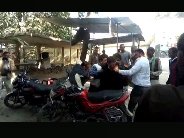 Lawyers in Rampur, Law, Lawyers fighting for Pakora, Lawyers fighting , crime, rampur, uttar pradesh, viral video, viral video rampur Lawyers in Rampur, Law, Lawyers fighting for Pakora, Lawyers fighting , crime, rampur, uttar pradesh, viral video, viral video rampur