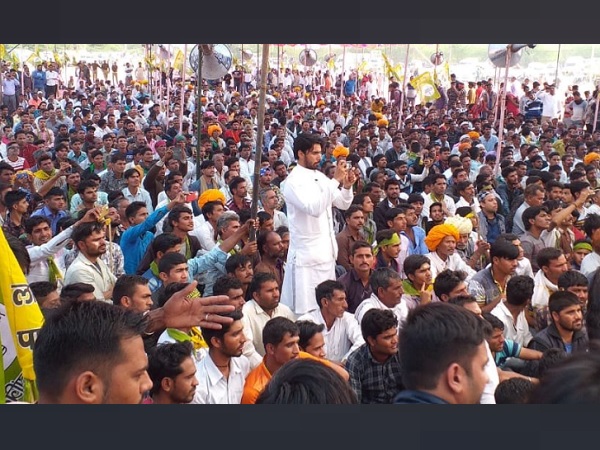 भाजपा की B-टीम और सभी सीटों पर चुनाव नहीं लड़ने के आरोप