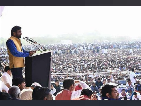 भाजपा की B-टीम और सभी सीटों पर चुनाव नहीं लड़ने के आरोप