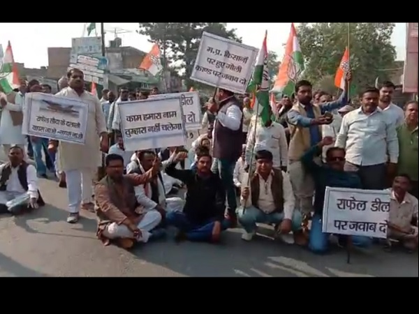 congress leaders targets on smriti irani at amethi, uttar pradesh congress leaders targets on smriti irani at amethi, uttar pradesh