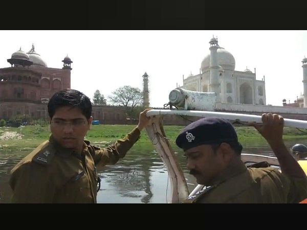 tajmahal police, tajmahal, ताजमहल में गंगाजल, ताजमहल, गंगाजल, india, agra, namaz, mosque, Taj Mahal, ASI, Supreme Court, ताज महल, आगरा, ताजमहल विवाद, uttar pradesh, crime, politics, Controversy at Taj Mahal, Controversy tajmahal police, tajmahal, ताजमहल में गंगाजल, ताजमहल, गंगाजल, india, agra, namaz, mosque, Taj Mahal, ASI, Supreme Court, ताज महल, आगरा, ताजमहल विवाद, uttar pradesh, crime, politics, Controversy at Taj Mahal, Controversy